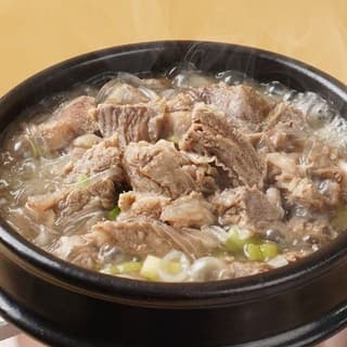 든든한 한상차림 뼈없는 갈비탕