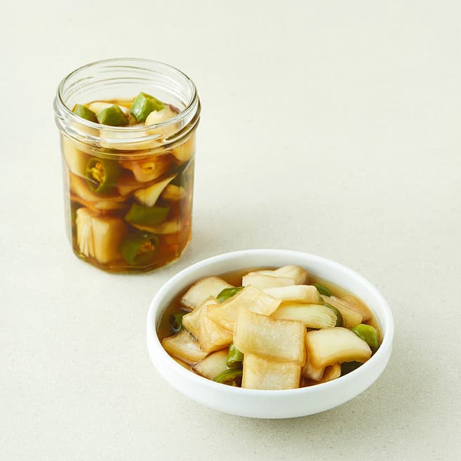고추를 곁들인 양파장아찌
